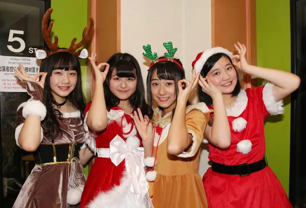 キャンディzooは、クリスマスイブのライブに出演。ステージ後の物販で、クリスマス衣装姿を見せてくれた