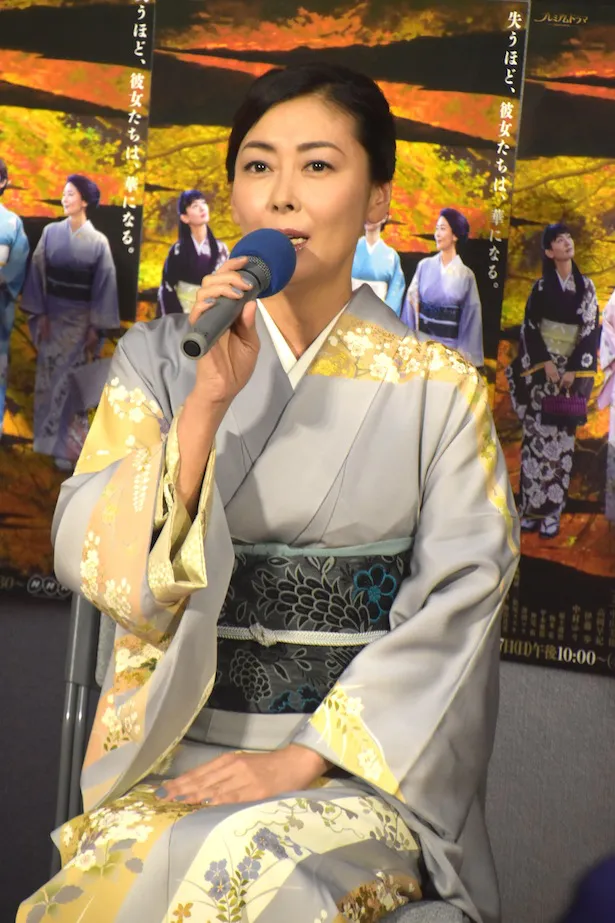 【写真を見る】長女・鶴子を演じる中山美穂は艶やかな着物姿で登場！