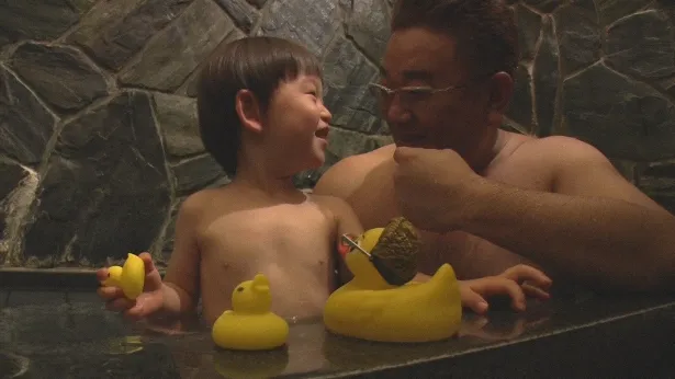 【写真を見る】子どもと一緒に湯舟に浸かり、“風呂コミュニケーション”をする伊達ちゃん