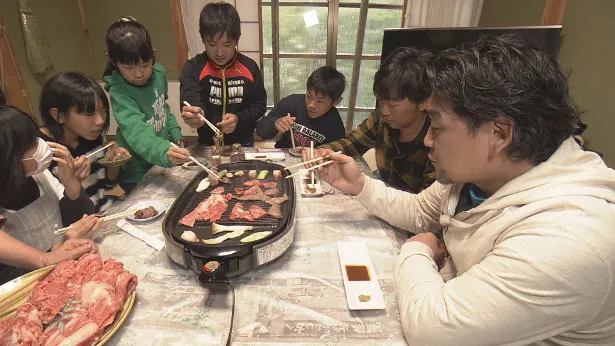 お風呂に入れてもらった後、但馬牛を食べながら家族と語り合う富澤と小沢