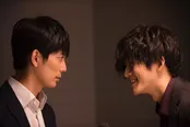【写真を見る】平岡祐太演じる高校教師に、宇相吹(松坂)が不気味な言葉を残す