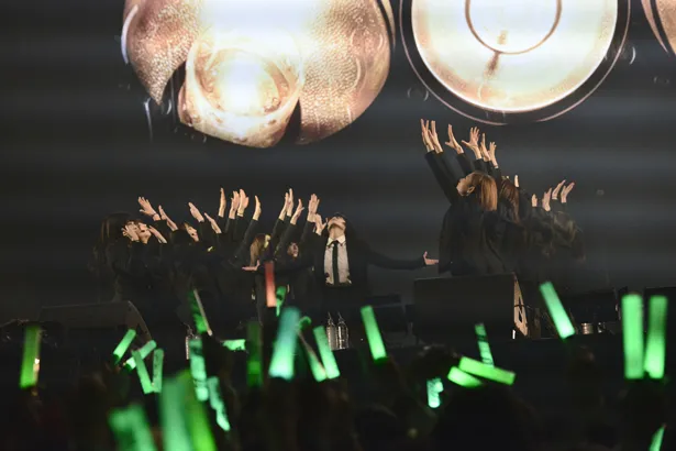 欅坂46のステージは最新シングル「風に吹かれても」でスタート