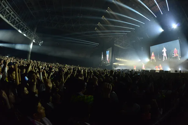 きゃりーぱみゅぱみゅのステージでは、メインのEARTH STAGEが超満員に