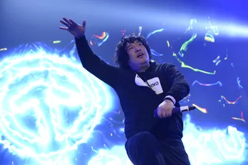 岡崎体育「10-FEETの裏はキツい」世界一安全な“ウォーク”・オブ・デスも!圧巻のパフォーマンス!【CDJ】