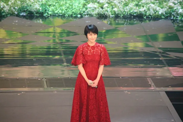 【写真を見る】真っ赤なドレスでリハに臨む松たか子