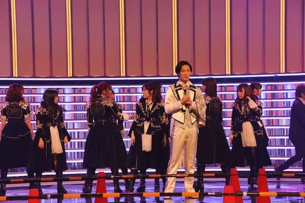 演歌界の貴公子・山内惠介と男装したAKB48メンバー10人が奇跡のコラボ。男装姿はオンエアで解禁