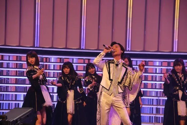 演歌界の貴公子・山内惠介と男装したAKB48メンバー10人が奇跡のコラボ。男装姿はオンエアで解禁