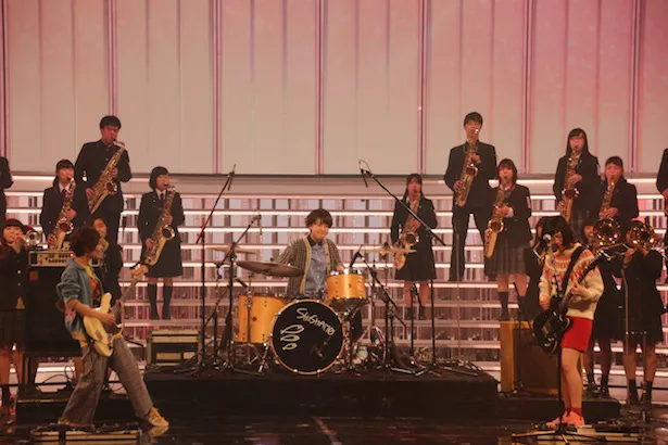 初出場のSHISHAMOは高校生ホーン隊と共演。宮崎朝子の感想は「音がでかい(笑)」