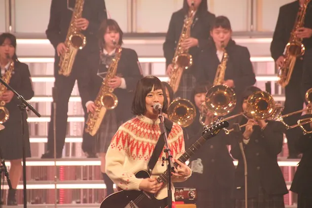 初出場のSHISHAMOは高校生ホーン隊と共演。宮崎朝子の感想は「音がでかい(笑)」