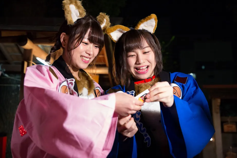 山内鈴蘭(左)と青木詩織(右)はSKE48の2018年の運勢を占うおみくじを引きに行くロケへ