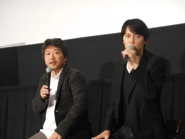 映画「そして父になる」(2013年)でタッグを組んでいた映画監督・是枝裕和(左)と福山雅治(右)