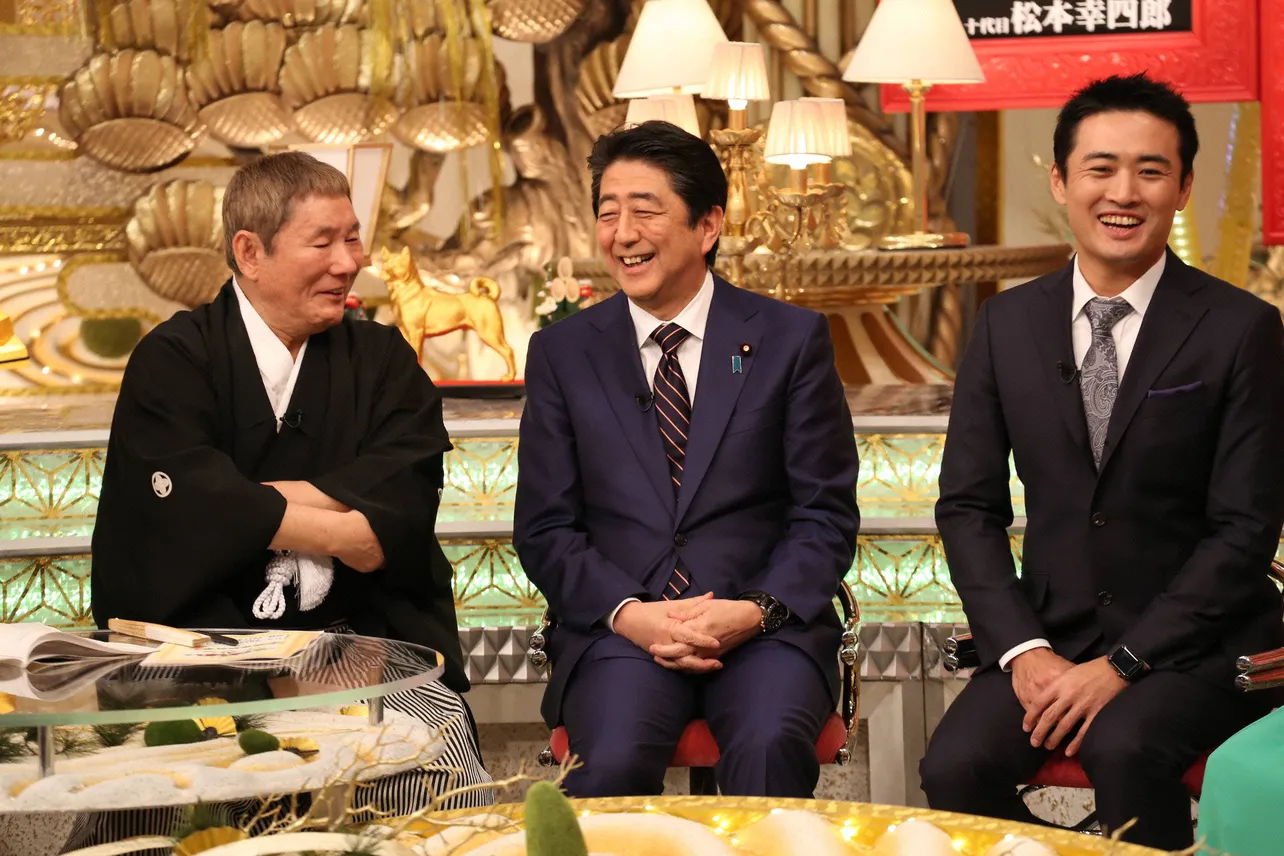 【写真を見る】安倍晋三首相、ビートたけしの話術に柔和な笑みを