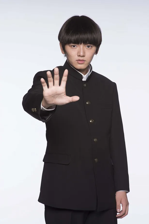 超能力を持つおかっぱ頭の中学2年生“モブ”を演じる濱田龍臣