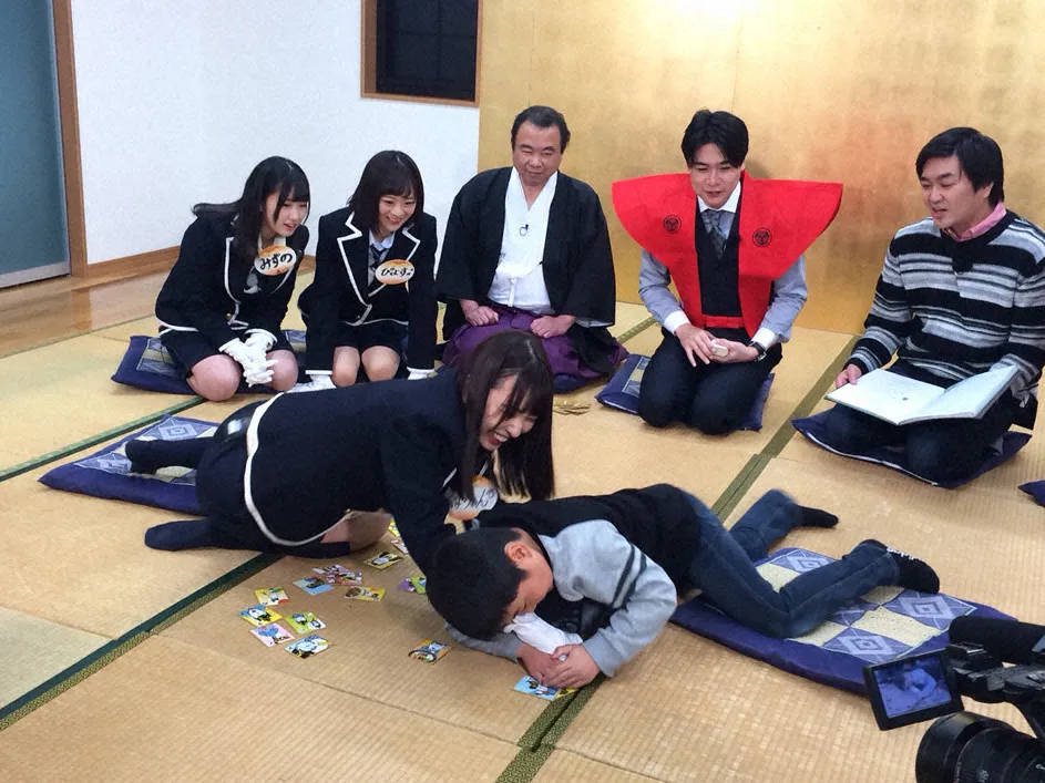「SKE48　むすびのイチバン！」でSKE48メンバーが「けんかかるた」に挑戦。子供と札を奪い合う熊崎晴香(手前左)