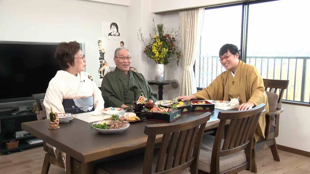 【写真を見る】山里家のリビングで行われた収録。山里亮太が実の両親と食卓を囲む