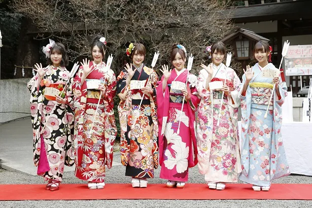 乃木坂46の2018年度の成人メンバーが東京・乃木神社で艶やかな振り袖姿を披露！