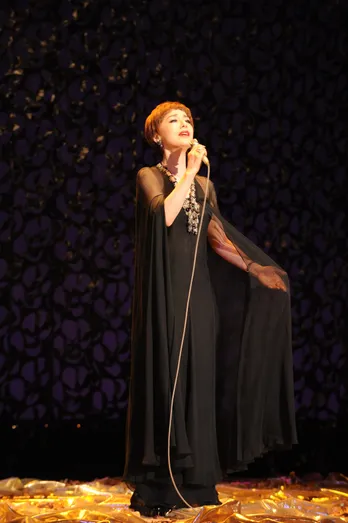 大地真央が越路吹雪としてステージへ！ 名曲「愛の賛歌」を熱唱し『劇場はホッとする空間』