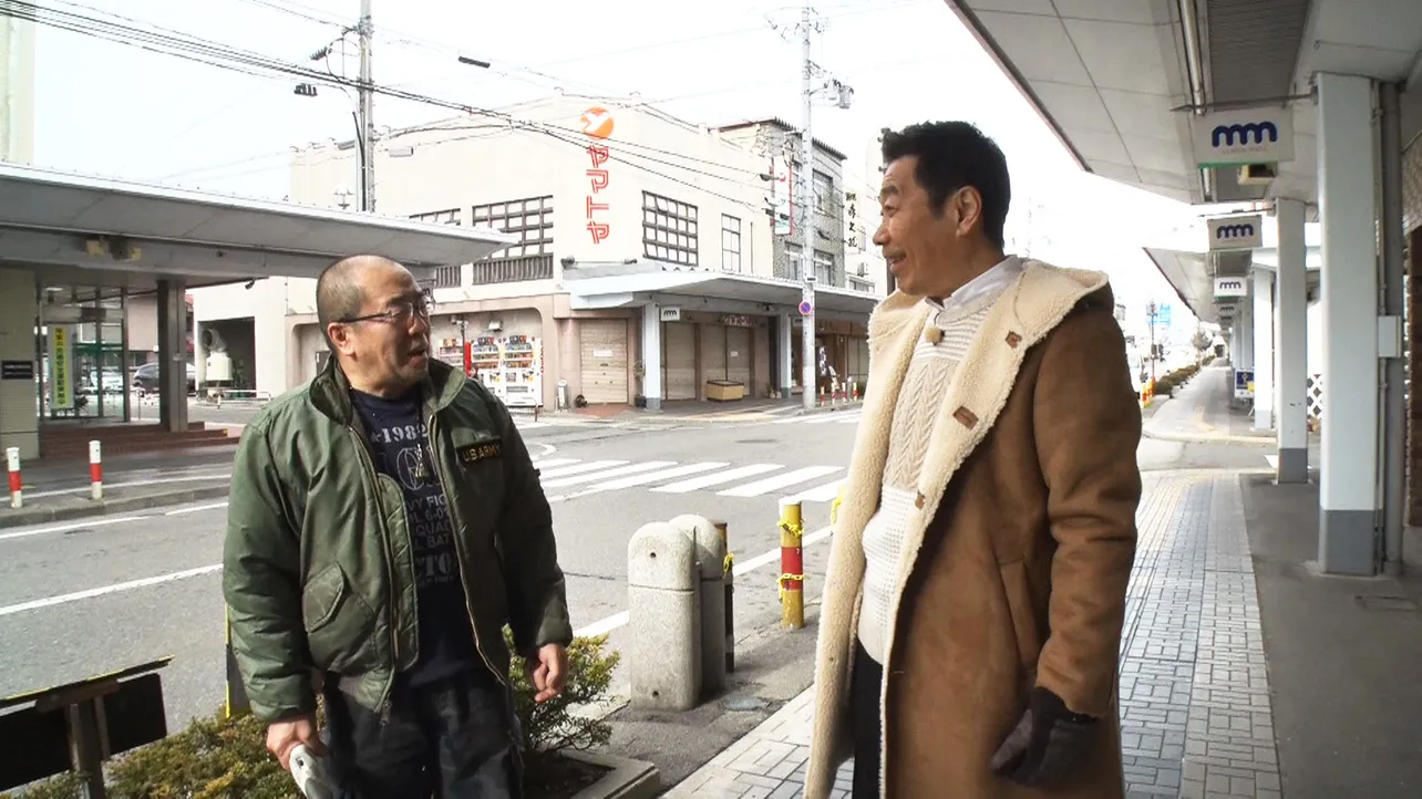 【写真を見る】100回目の放送は長野・大町へ。聞き込みを開始する三宅裕司