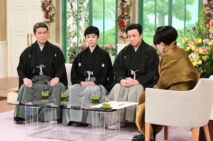 「徹子の部屋」に登場した二代目松本白鸚、八代目市川染五郎、十代目松本幸四郎(左から)
