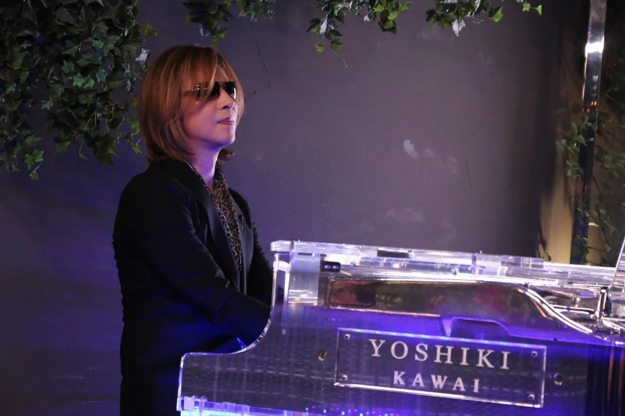 【写真を見る】ピアノでX JAPANの名曲「Forever Love」を披露するYOSHIKI