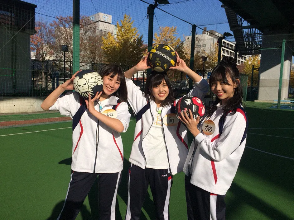 (写真左から)井田玲音名、町音葉、野島樺乃がフリースタイルフットボールに挑戦
