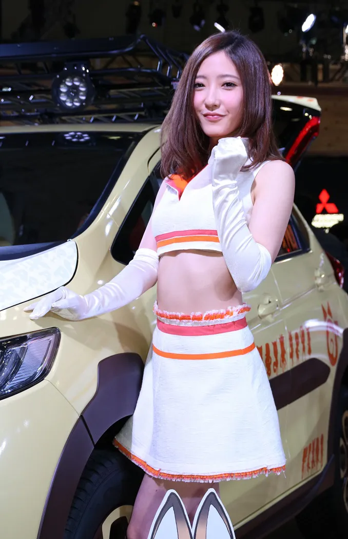 美女コンパニオンが「TOKYO AUTO SALON 2018」 の企業ブースを盛り上げる