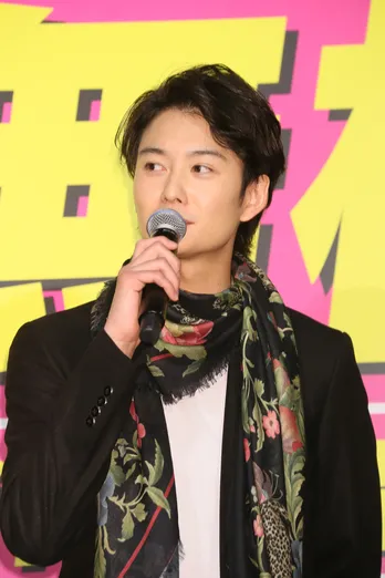 岡田将生、女優陣に苦笑い「カットがかかっても軽蔑した目で見られました」