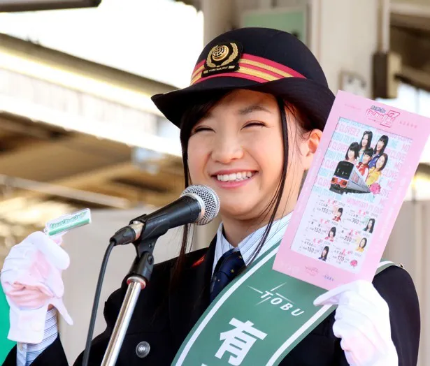 【写真を見る】東武鉄道ふじみ野駅の一日駅長を務め笑顔を見せる有安（昨年4月）