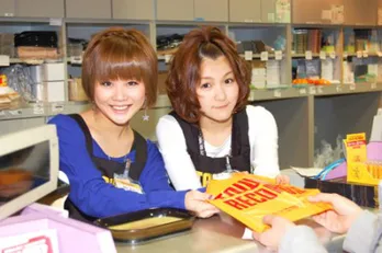 雑誌「ハロー!チャンネル」企画でモーニング娘。の新垣里沙&光井愛佳が“初アルバイト”を体験!