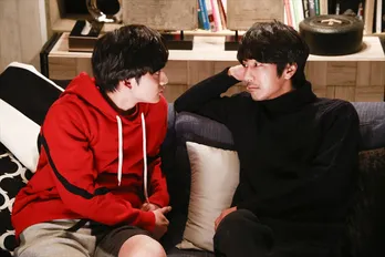 「隣の家族は青く見える」眞島秀和&北村匠海の”男性同士”カップルの甘いシーンカット公開!