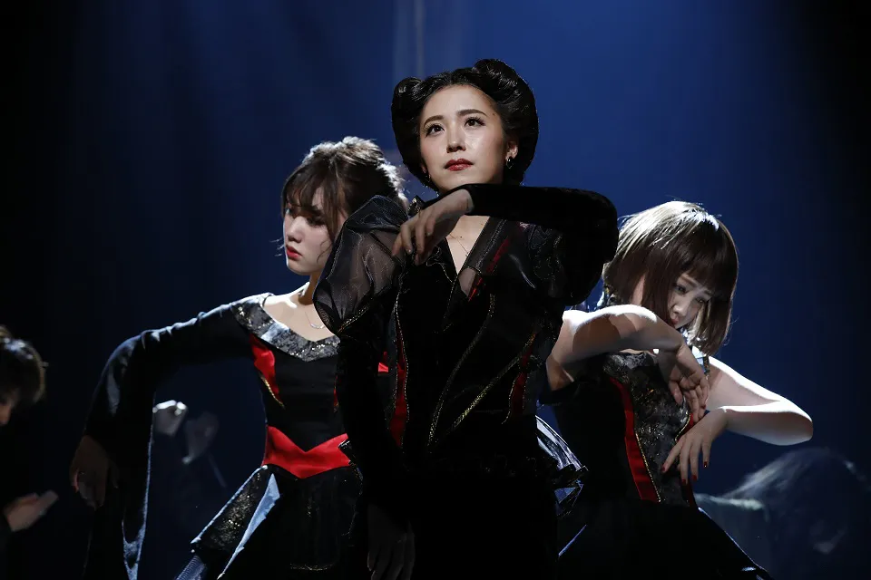 舞台「三人姉妹」より。左から伊藤純奈、衛藤美彩、久保史緒里