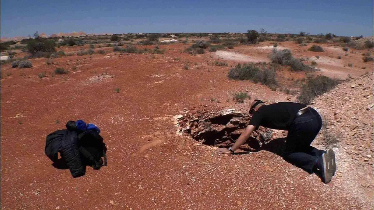 オーストラリア・クーバーピディの地上は荒野で穴ばかり