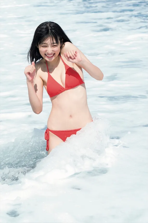 【写真集】真っ赤なビキニ姿で波と戯れる吉川愛