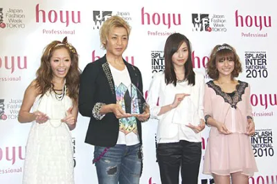 「HAIR COLORING AWARD 2010」に選ばれた小森純、つるの剛士、戸田恵梨香、神戸蘭子（左から）