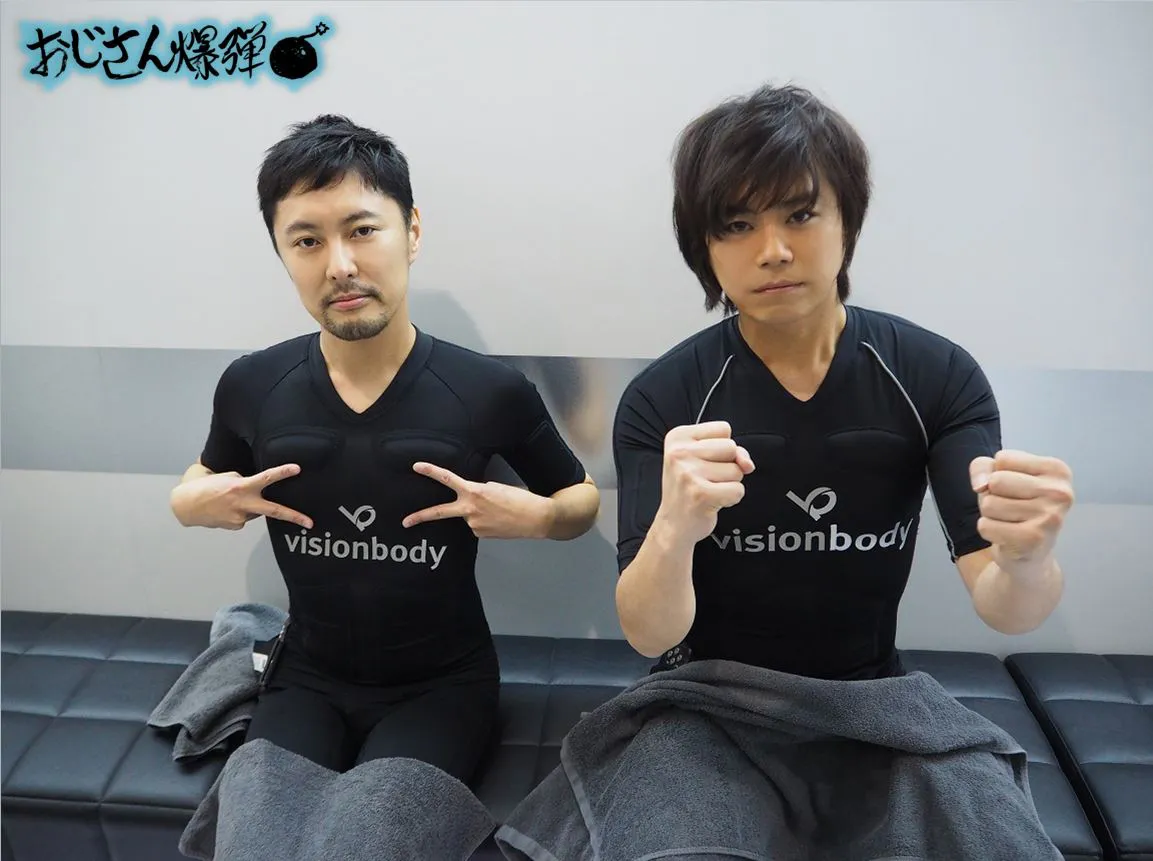 特注スーツに着替え、やる気十分な吉野裕行(左)と浪川大輔(右)