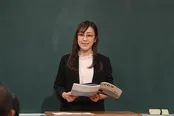 【写真を見る】キュートなインテリ風メガネ姿で授業を行う村主章枝