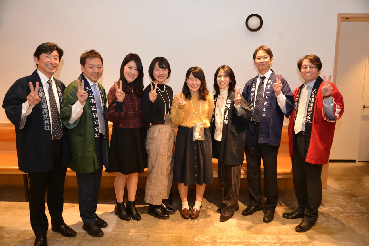 「チーム ホッカイロ」と日本酒造組合中央会からの参加者が記念撮影