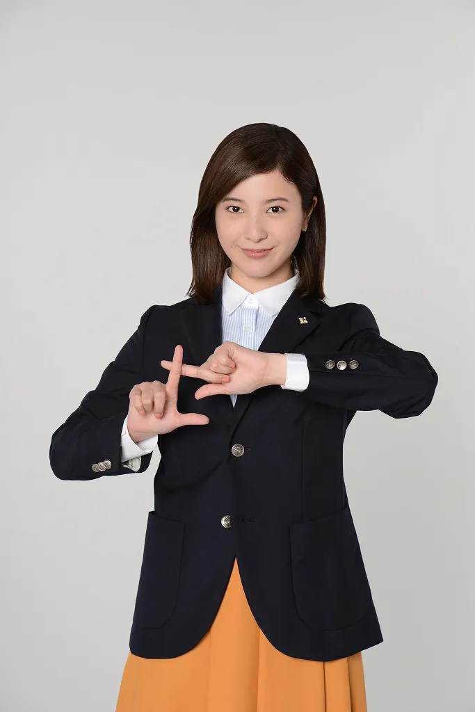4月期ドラマ「正義のセ」で主演を務める吉高由里子。ドラマタイトルにちなみ指で「セ」サインを作る