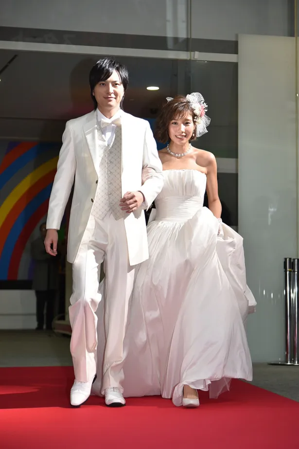 「ホリデイラブ」で夫婦役を演じる(左から)塚本高史、仲里依紗が結婚式風の制作発表記者会見に登場