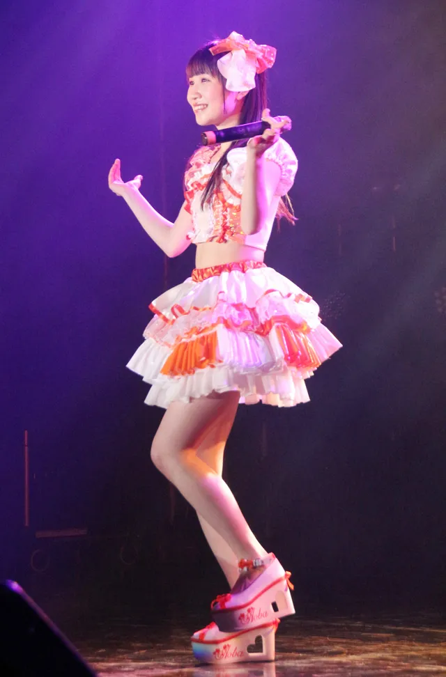 ファンから贈られた衣装で、AKB48の「渚のCHERRY」を可愛らしく歌い上げる