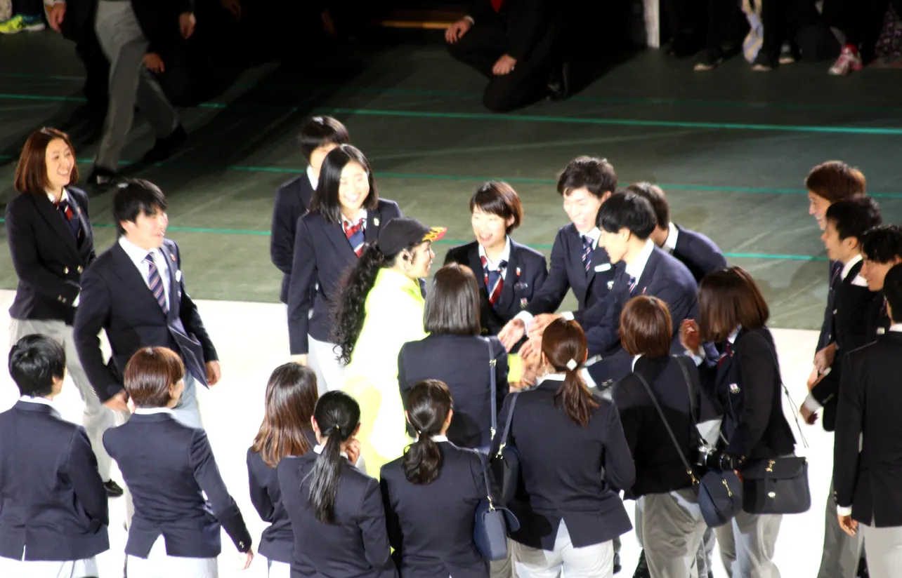 応援イベントに登場したAIは日本選手団から握手攻め