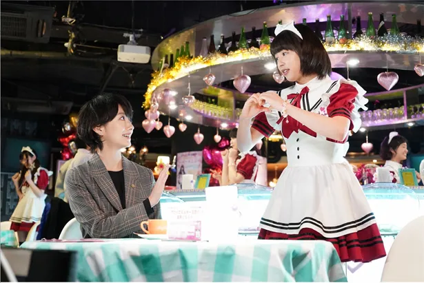 【写真を見る】第3話では、桜井日奈子がゲスト出演。メイド喫茶で働く役として、“ラブリーな制服”で登場する。
