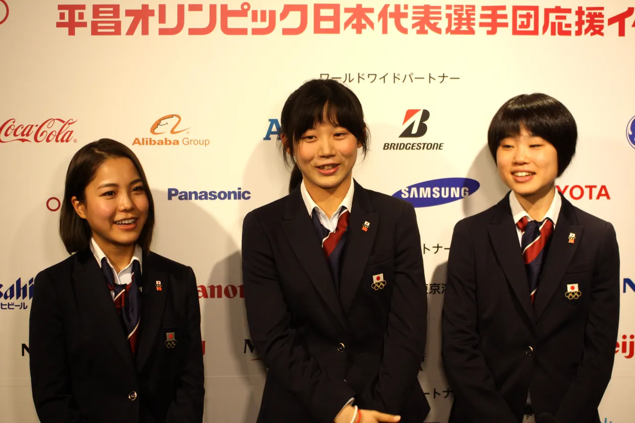【写真を見る】出発前の日本選手団壮行会での高梨沙羅、高木美帆、伊藤有希(写真左から)
