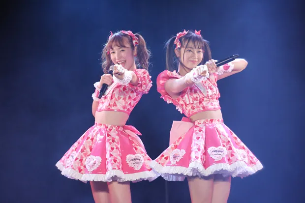SKE48劇場で内山命(左)と日高優月(右)によるユニット“STRAWBERRY PUNCH”の特別公演が行われた