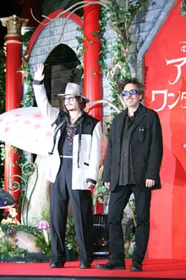 ジョニー・デップが3800人のファンと笑顔で交流