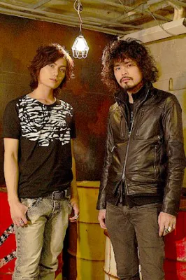 【写真】加藤和樹（左）と、ブランド「GUT'S DYNAMITE CABARETS」のデザイナー・JACKAL KUZU氏（右）