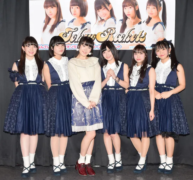 2017年3月に朝日花奈(右から3人目)、白石彩妃(左から2人目)が加入。そこから高橋が衣装を手掛けている