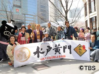 水戸黄門ご一行が赤坂サカスに、黄門様はかわいいお供にジェラシー!?