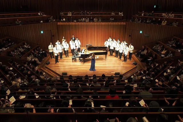 1月17日、兵庫県立芸術文化センターで開催のチャリティーコンサートで大江千里と八神純子が共演