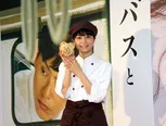 “くまさんパン”を手に、聖母のような笑みをたたえる深川麻衣